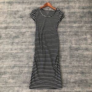 Ingrid & Isabel knee length maternity dress